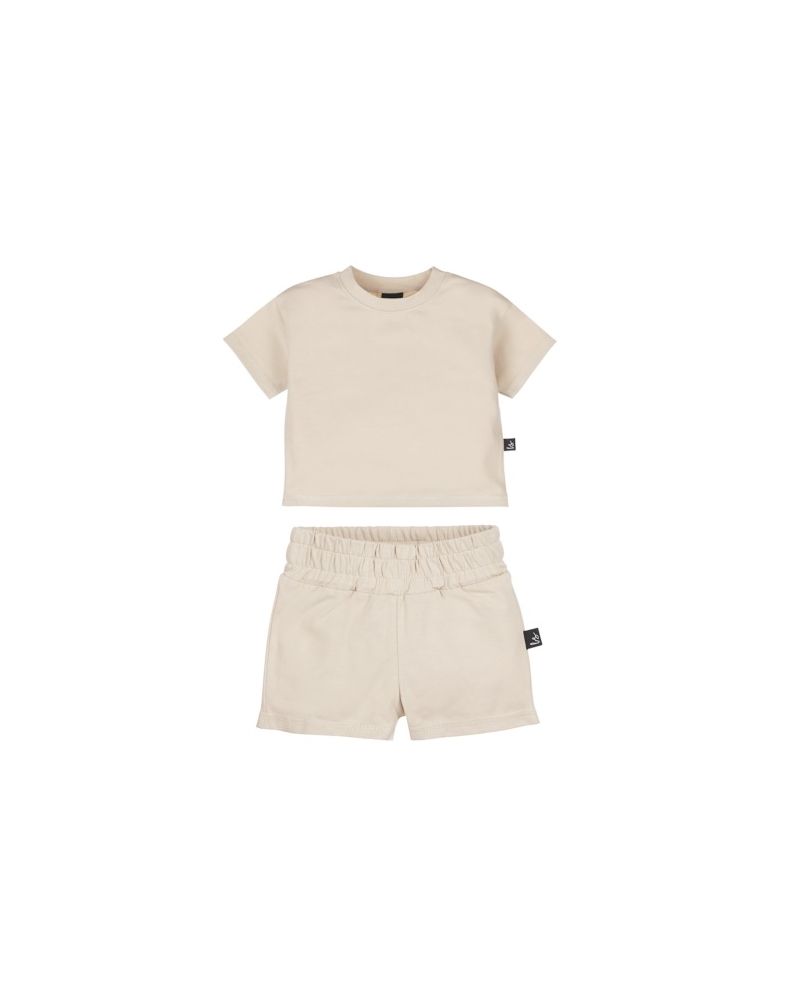 Outfit beige with visible stitches